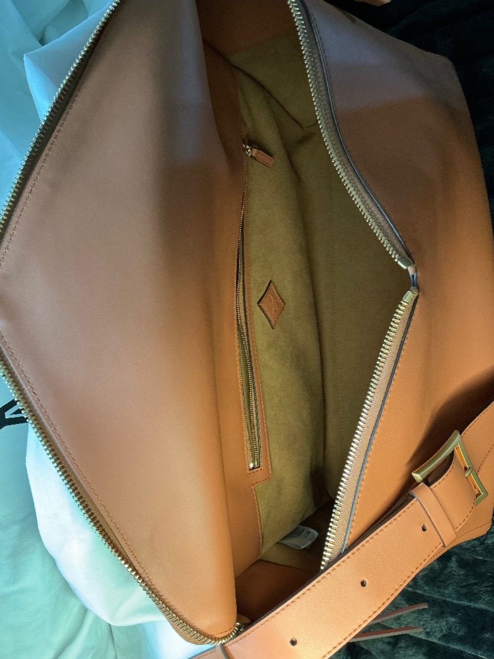 MCM NWT Diamant 3D Leather Messenger BAG comes with dust bag - Picture 11 of 13